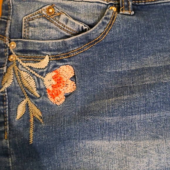 YMI - NWOT Denim Embroidered Jean Shorts - Picture 2 of 7